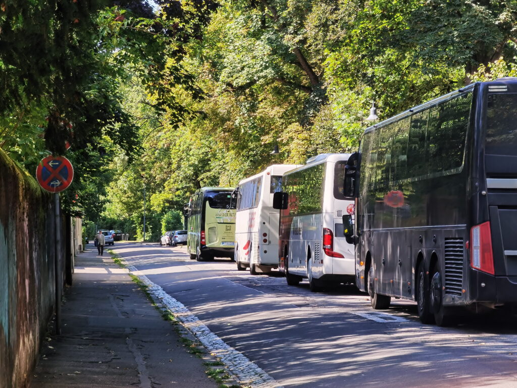 Der Busparkplatz liegt rund 150 Meter westlich der Porta Nigra