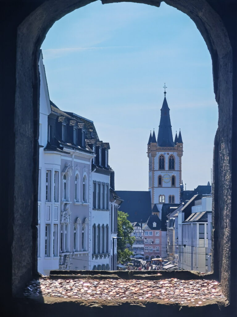 Von der Porta Nigra innen nach außen schauen - in die Fußgängerzone der Altstadt Trier