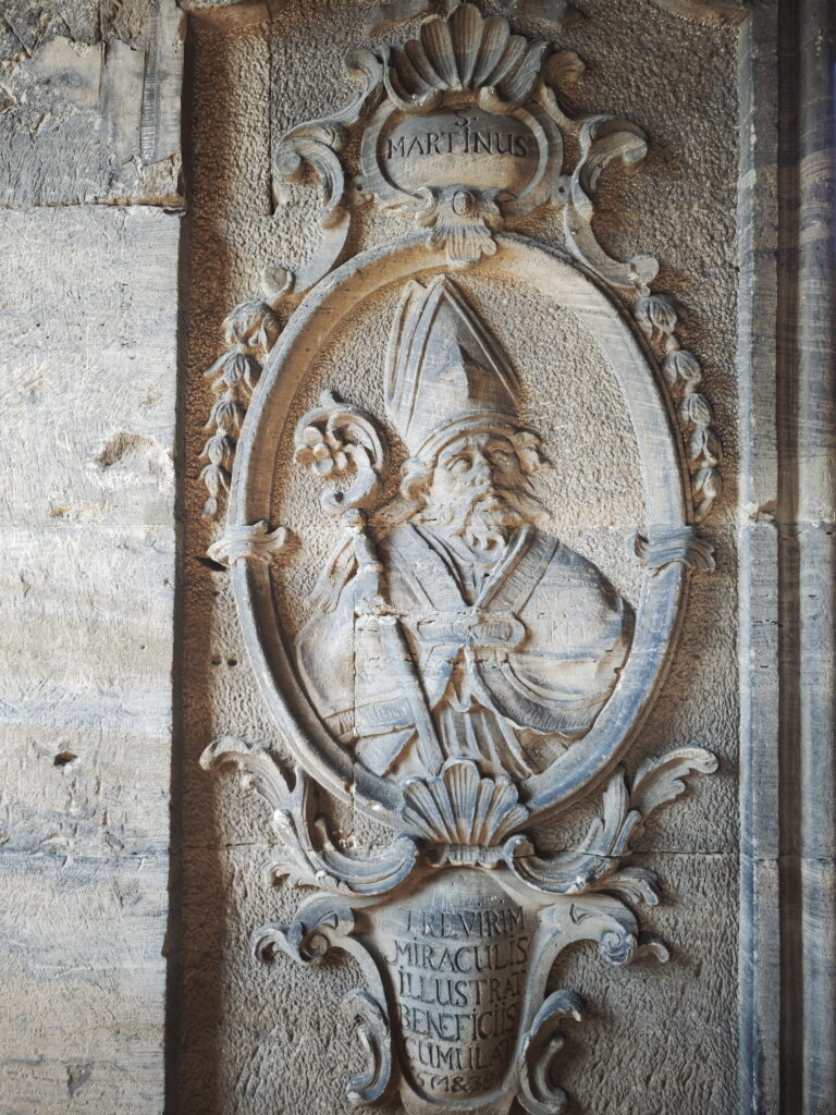 Diese Ornamente in der Porta Nigra gehen auf die damalige Kirche zurück